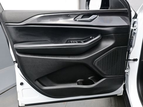 Used 2023 Jeep Grand Cherokee L Laredo image 9