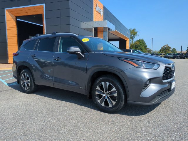 Used 2023 Toyota Highlander XLE AWD/4WD image 2