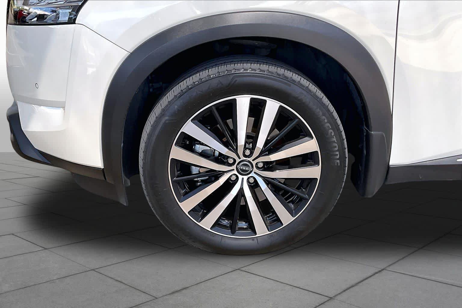 Used 2024 Nissan Pathfinder Platinum AWD/4WD image 11