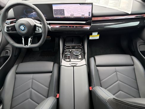New 2027 BMW i5 eDrive40 w/ M Sport Package RWD image 3