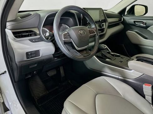Used 2022 Toyota Highlander XLE FWD image 10