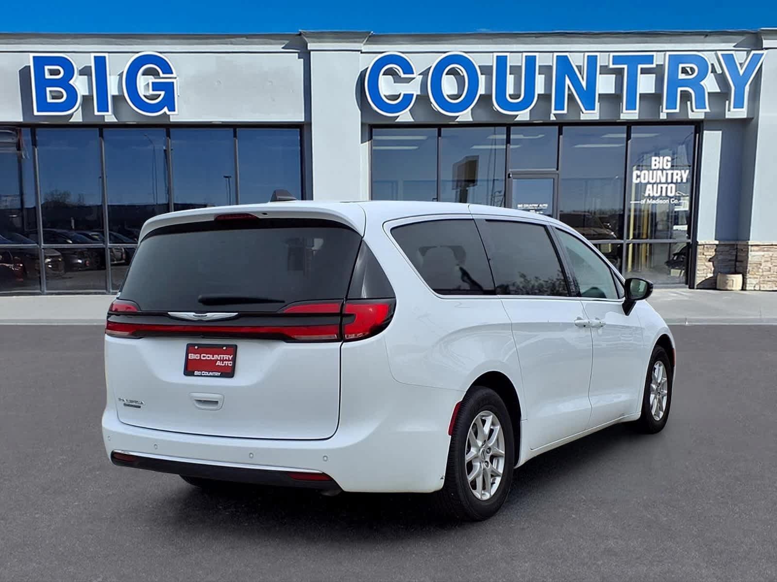 Used 2024 Chrysler Pacifica Touring-L FWD image 7