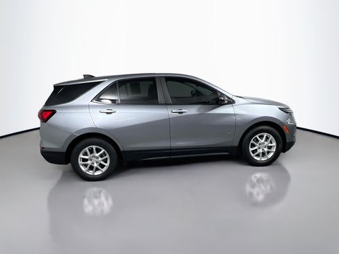 Used 2023 Chevrolet Equinox LS w/ LS Convenience Package FWD image 3