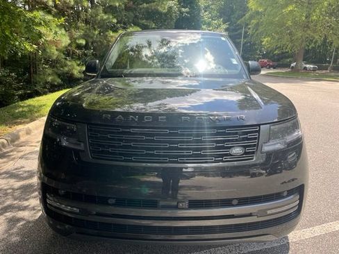 Used 2025 Land Rover Range Rover SE AWD/4WD image 3