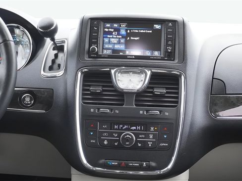 Used 2015 Chrysler Town & Country Touring-L w/ Driver Convenience Group image 18