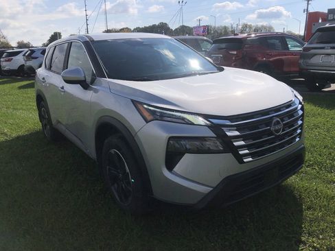 Used 2025 Nissan Rogue SV image 7