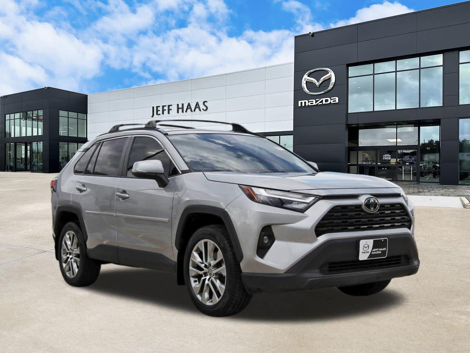 Used 2022 Toyota RAV4 XLE Premium FWD image 4