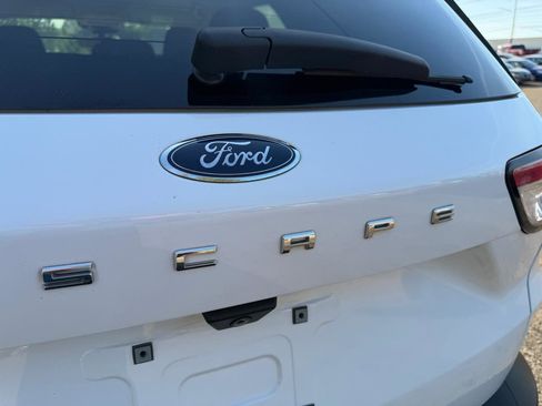 Used 2021 Ford Escape SE image 12