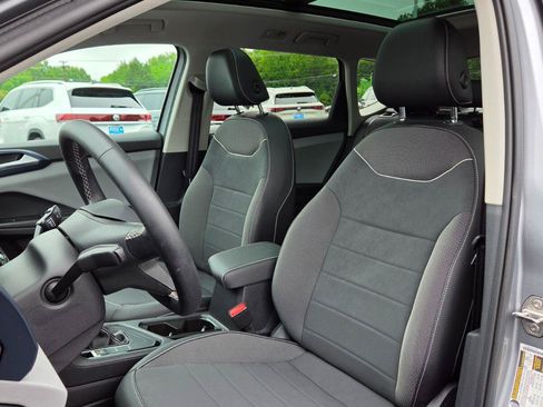 Used 2023 Volkswagen Taos SE w/ Panoramic Sunroof Package FWD image 23