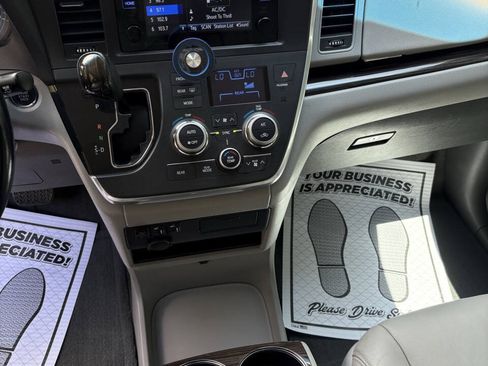 Used 2016 Toyota Sienna XLE FWD image 29