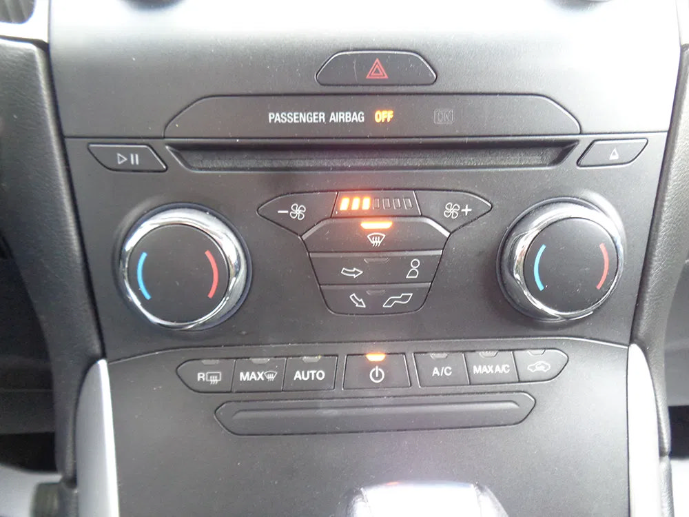 Used 2015 Ford Edge SEL AWD/4WD image 16