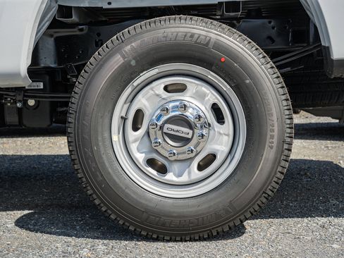 New 2026 Ford F250 XL w/ XL Chrome Package image 20