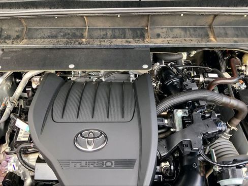 Used 2024 Toyota Highlander LE AWD/4WD image 32