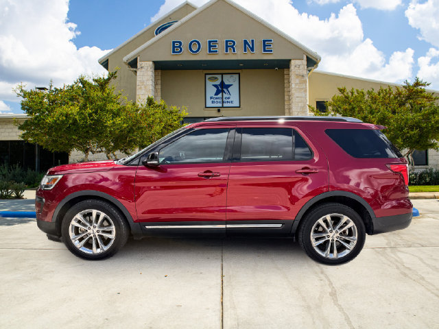 Used 2018 Ford Explorer XLT w/ Equipment Group 202A FWD image 2