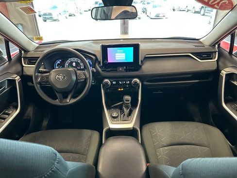 Used 2025 Toyota RAV4 XLE AWD/4WD image 12