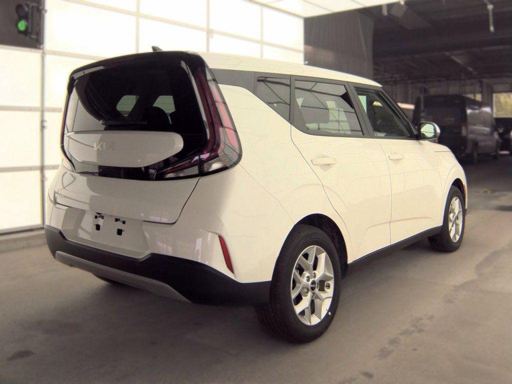 Used 2025 Kia Soul LX w/ LX Technology Package FWD image 3
