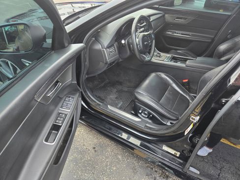 Used 2017 Jaguar XF S image 5