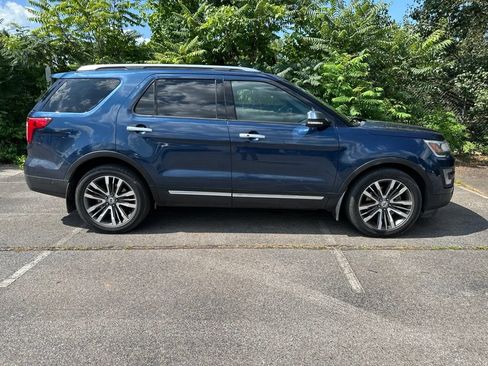 Used 2017 Ford Explorer Platinum AWD/4WD image 2