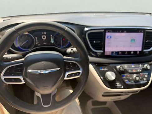 Used 2022 Chrysler Pacifica Touring-L FWD image 8
