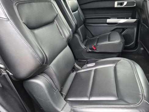 Used 2021 Ford Explorer XLT w/ Equipment Group 202A AWD/4WD image 17
