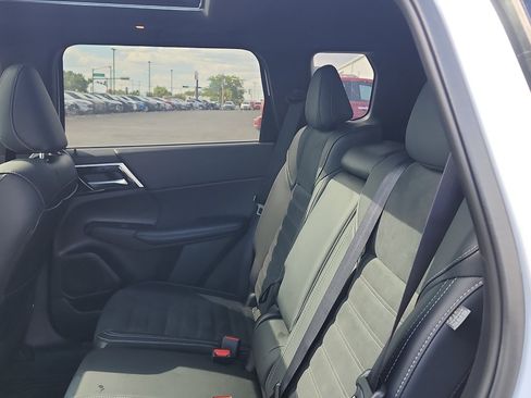 Used 2024 Mitsubishi Outlander SE Black Edition AWD/4WD image 12