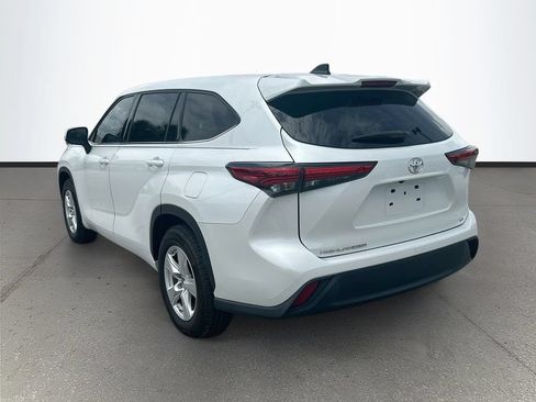 Used 2022 Toyota Highlander LE FWD image 5