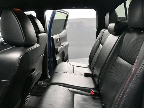 Used 2018 Toyota Tacoma SR image 19