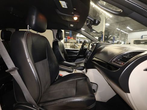 Used 2019 Dodge Grand Caravan SXT FWD image 17