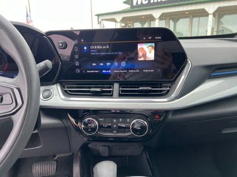 Used 2025 Chevrolet Trax LT FWD image 25