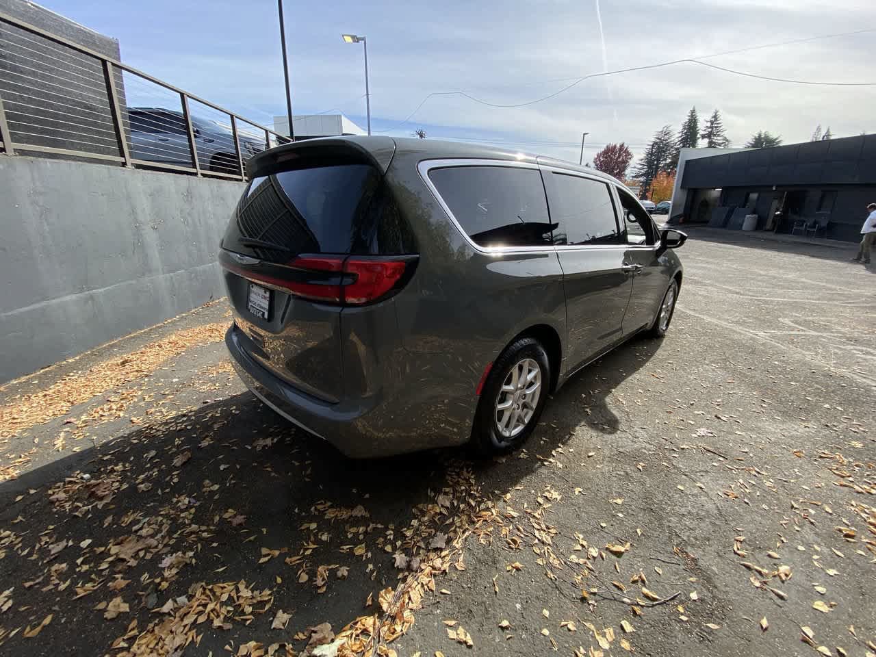 Used 2025 Chrysler Pacifica Select FWD image 6