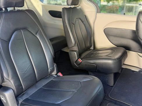 Used 2019 Chrysler Pacifica Touring-L FWD image 17