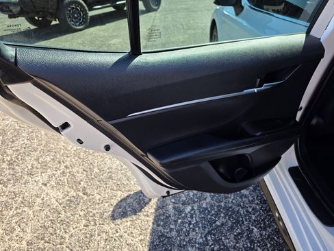 Used 2021 Toyota Camry SE image 12