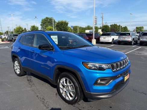Used 2024 Jeep Compass Latitude w/ Sun and Sound Group AWD/4WD image 7