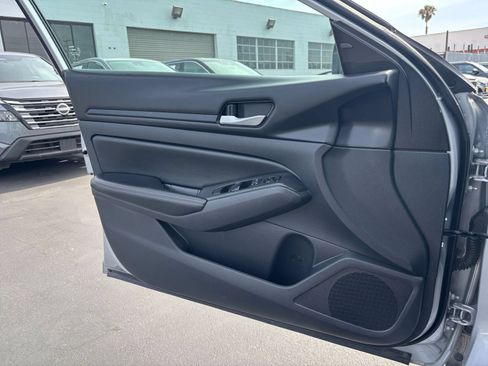Used 2025 Nissan Altima 2.5 SV FWD image 15