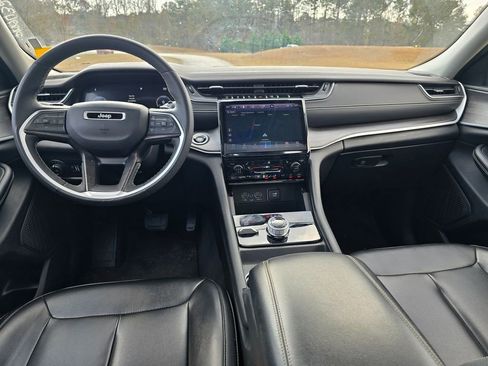 Used 2023 Jeep Grand Cherokee Limited image 18