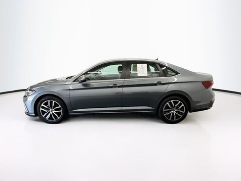 Used 2025 Volkswagen Jetta SE FWD image 4