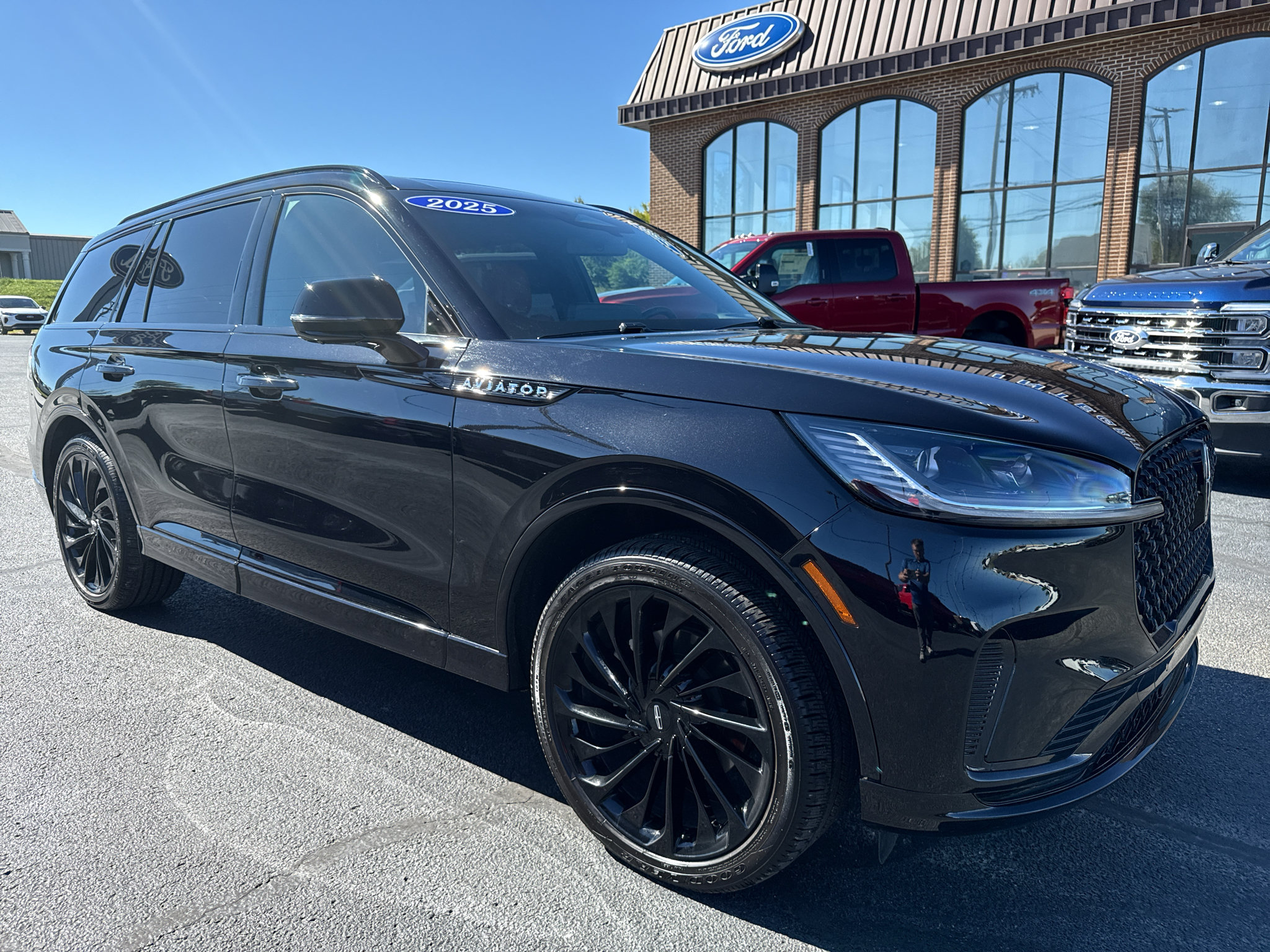 Used 2025 Lincoln Aviator Reserve w/ Equipment Group 201A AWD/4WD image 2
