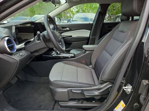 Used 2025 Chevrolet Trax LT w/ LT Convenience Package image 4