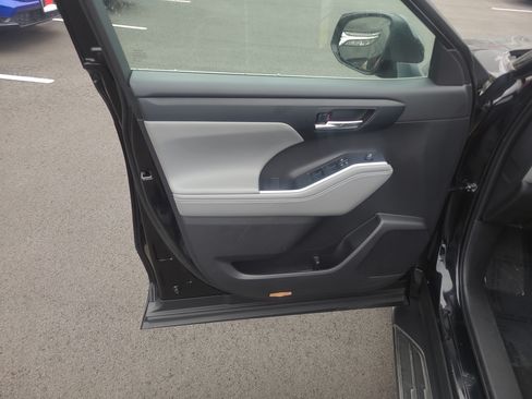 Used 2022 Toyota Highlander XLE AWD/4WD image 14