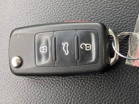 Used 2016 Volkswagen Tiguan SE image 28