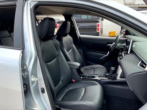 Used 2025 Toyota Corolla Cross XLE FWD image 9