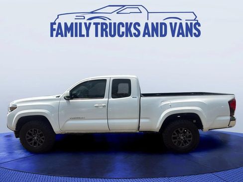 Used 2020 Toyota Tacoma SR5 AWD/4WD image 2