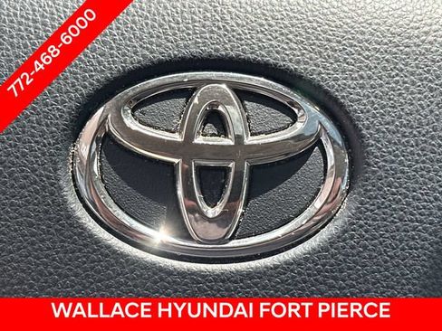 Used 2020 Toyota Highlander XLE FWD image 29
