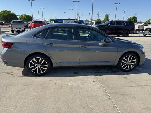 Used 2025 Volkswagen Jetta SE FWD image 2