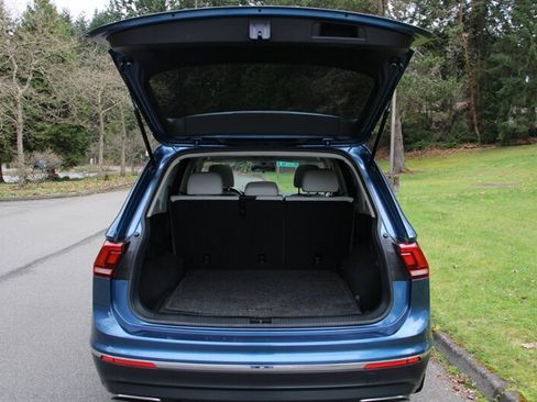 Used 2020 Volkswagen Tiguan SE w/ Panoramic Sunroof Package image 19