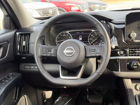 Used 2025 Nissan Pathfinder SV image 24