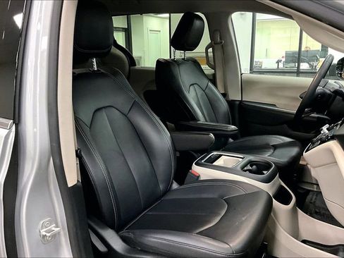 Used 2024 Chrysler Pacifica Touring-L image 29