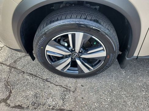 Used 2024 Nissan Rogue SL FWD image 5
