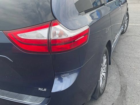 Used 2019 Toyota Sienna XLE w/ XLE Navigation Package FWD image 7