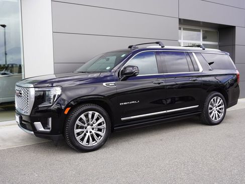 Used 2023 GMC Yukon XL Denali AWD/4WD image 3